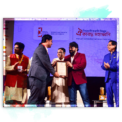 Mr. Arunava Chatterjee receiving The Best Startup Idea Award from Mr. Babul Supriyo, the Minister of IT and Tourism Department, Government of West Bengal